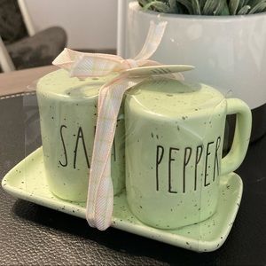 NWT 🎀 Rae Dunn Salt & Pepper Shakers